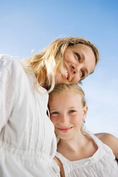 Kaukasiska Familjen Mor Kramas Dotter Mot Blå Himmel — Stockfoto