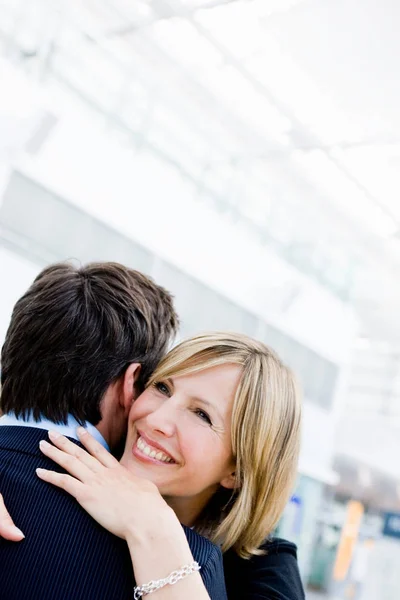 Pareja Abrazándose — Foto de Stock