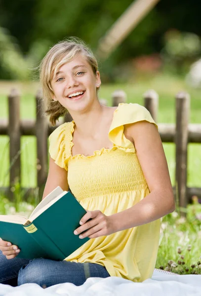 Jong Meisje Dat Een Boek Leest — Stockfoto