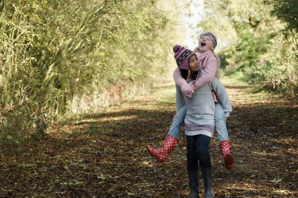 田舎で友人を運ぶ女の子 — ストック写真