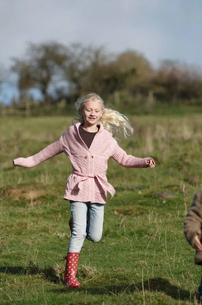 Ragazza Esecuzione Campagna — Foto Stock