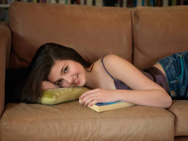 Atractiva Chica Adolescente Sonriendo Acostado Sofá —  Fotos de Stock