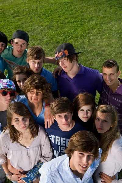 青少年组肖像站在草地上 — 图库照片