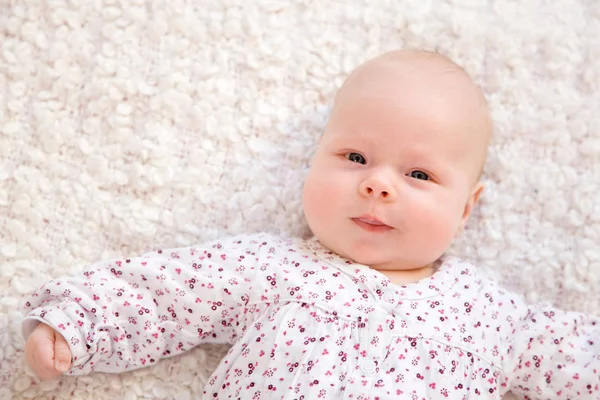 Beyaz Battaniye Üzerinde Yatan Gülümseyen Bebek — Stok fotoğraf