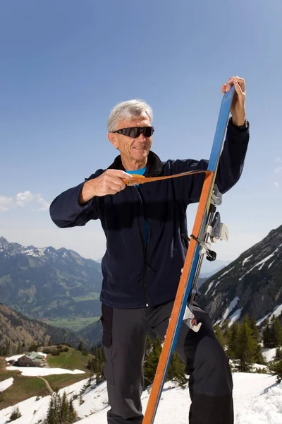 Senior Man Ski Tour Montagna — Foto Stock