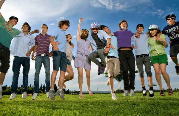 Adolescente Grupo Saltando Parque — Foto de Stock