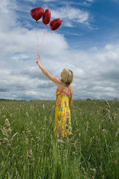 Medio Adulto Bastante Caucásico Mujer Sosteniendo Globos Campo —  Fotos de Stock