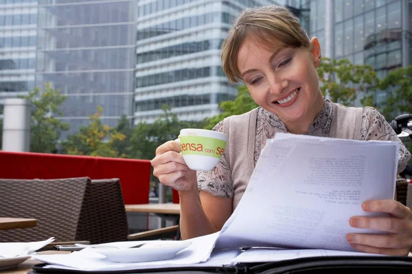 Attraktiv Framgångsrik Kaukasiska Affärskvinna Arbetar Utanför City Med Kaffe — Stockfoto