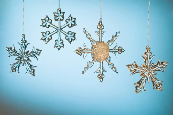 Cristal Copo Nieve Adornos Navidad Sobre Fondo Azul —  Fotos de Stock