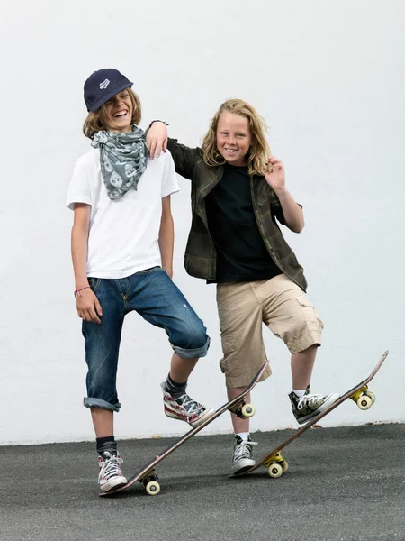 Två Pojkar Med Skateboards — Stockfoto