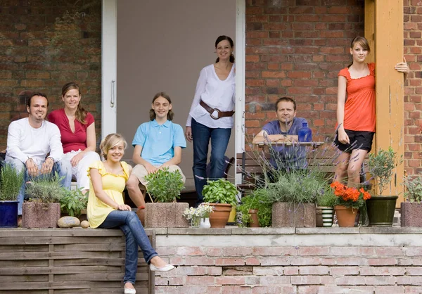 Gruppenporträt Einer Familie Auf Der Veranda — Stockfoto