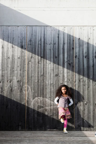 Nuori Tyttö Nojaa Seinään — kuvapankkivalokuva