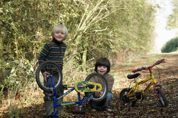 Two Boys Examine Bikes Country Lane — Stock Photo, Image