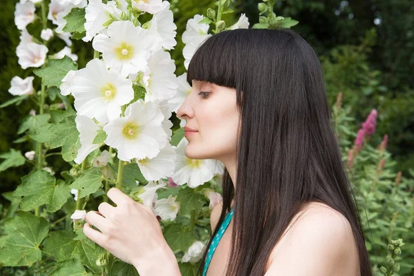 Atractiva Joven Mujer Oliendo Flores Jardín — Foto de Stock