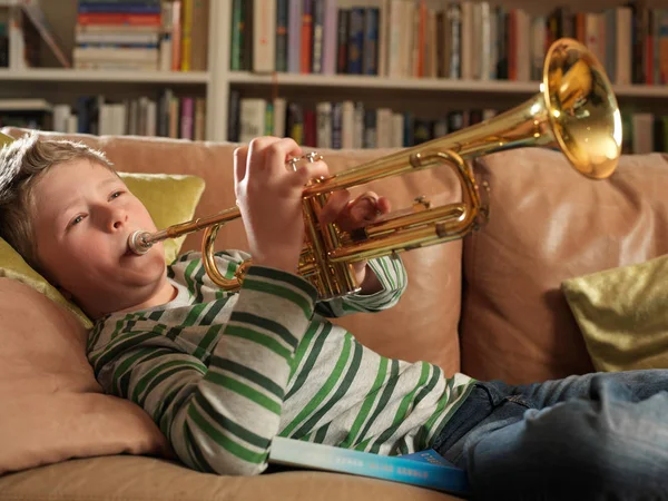 Junge Spielt Trompete — Stockfoto