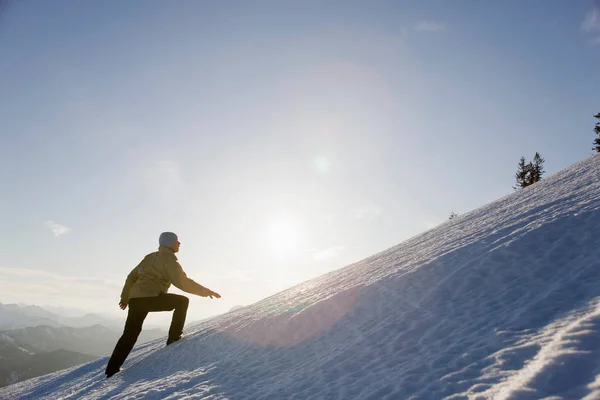 Człowiek Wspinaczka Snowy Góra — Zdjęcie stockowe