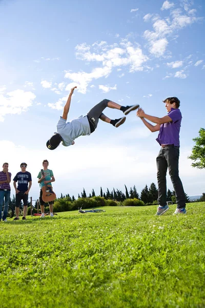 Teen Boys Help Friend Flip — Stock Photo, Image
