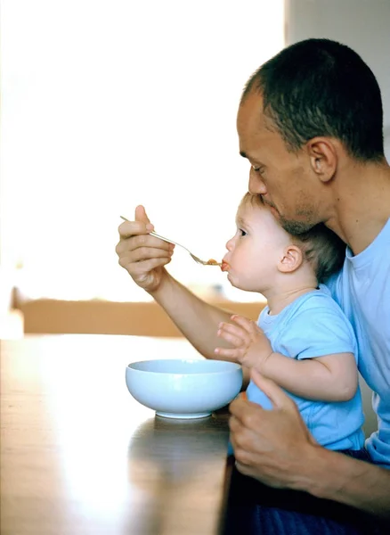 Father Feeding Son Kitchen — Stock Photo, Image