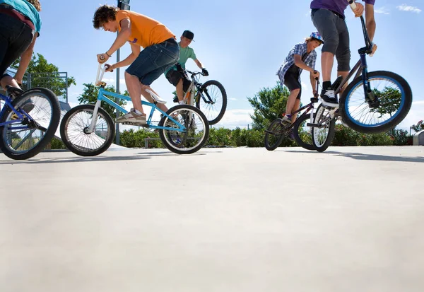 Teen Pojkar Cyklar Hoppning — Stockfoto