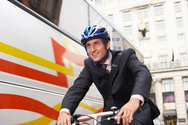 Sikeres Kaukázusi Üzletember Kerékpár Busz Mellett — Stock Fotó