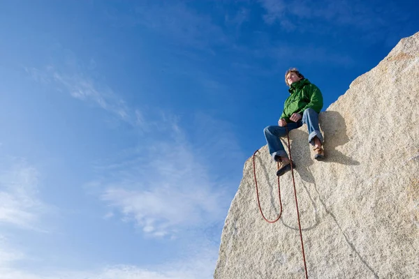 Альпініст Сидить Вершині — стокове фото