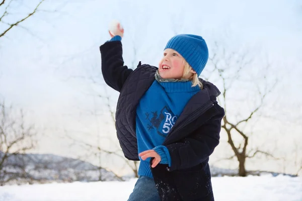 Σκανδιναβικό Αγόρι Που Πετάει Χιονόμπαλα — Φωτογραφία Αρχείου