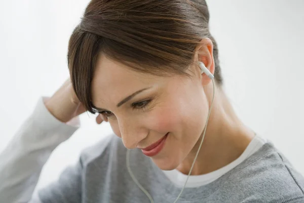 Mujer Usando Auriculares Sonriendo — Foto de Stock