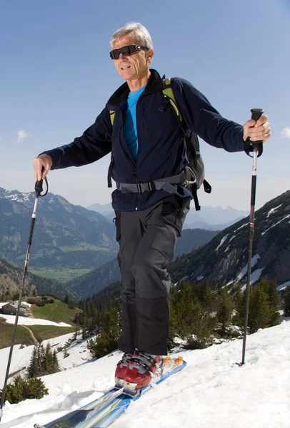 Senior Man Ski Tour Montagna — Foto Stock