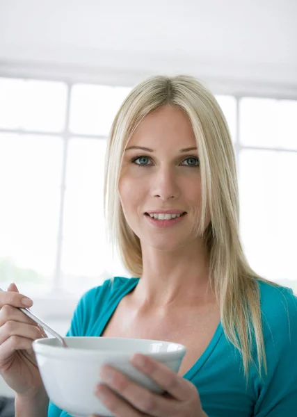 Portrait Beautiful Woman Holding Bowl — Stock Photo, Image