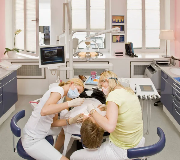 Dentista Femminile Che Lavora Paziente Sesso Maschile — Foto Stock