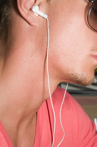 Junger Mann Mit Mp3 Ohrstöpseln — Stockfoto