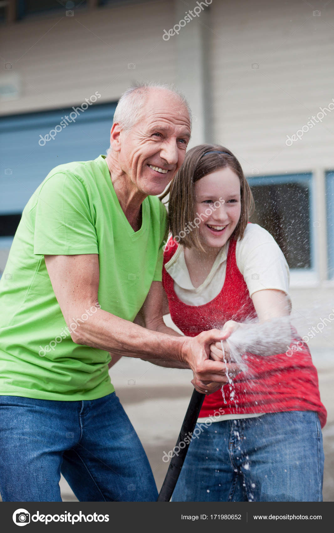 Marine vacth in jeune et jolie (2013). молодая девушка и взрослый. старые молодые девочки. поцелуй выпускниц. мужчина старше девушки.