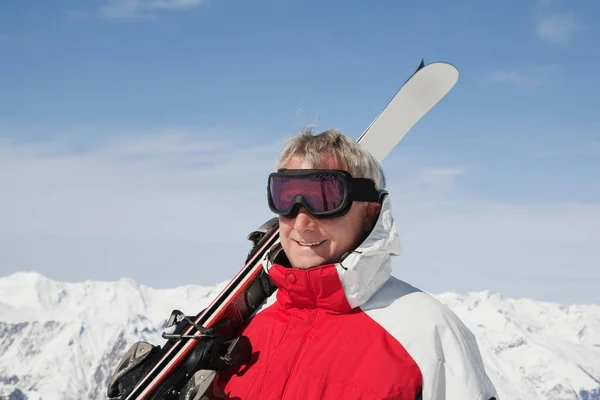 Reifer Mann Mit Skiern — Stockfoto