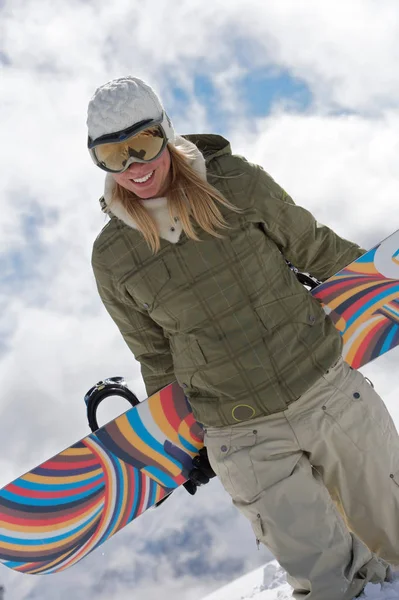 Kobieta Snowboardzista Spaceru Jej Śniegu — Zdjęcie stockowe