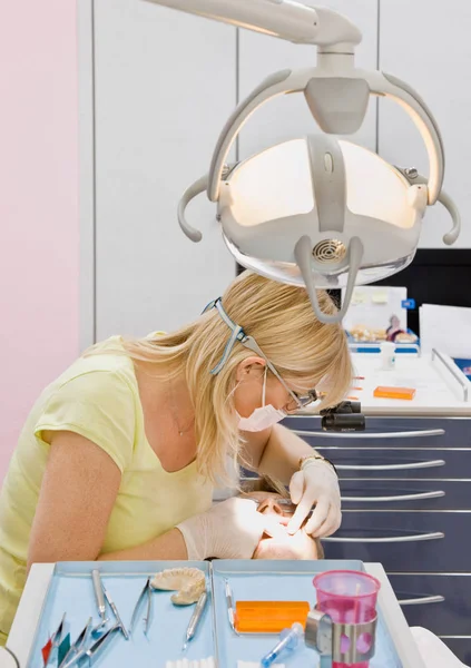 男性患者に取り組んでいる女性歯科医 — ストック写真