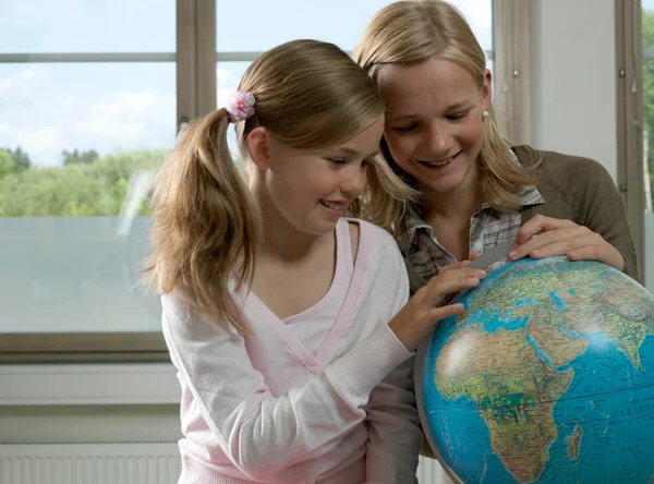 Dos Chicas Con Globo Terráqueo — Foto de Stock