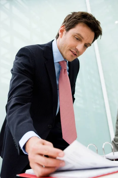 Man Bestuderen Van Documenten Office — Stockfoto