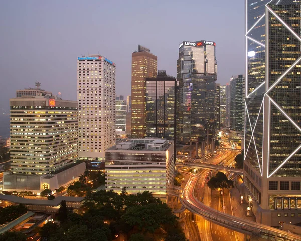 Tráfico de coches y edificios en Hong Kong — Foto de Stock