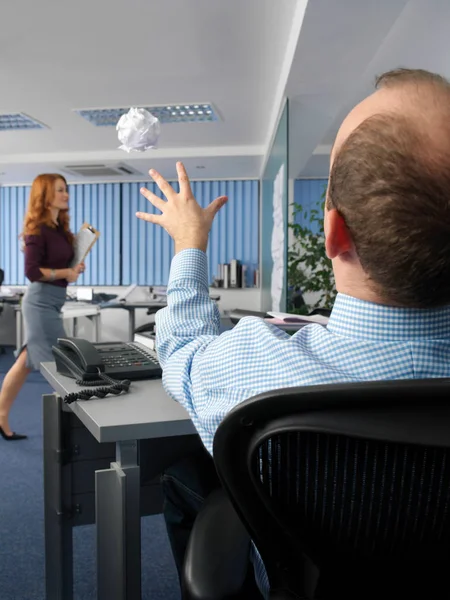 Trabalhador de escritório jogando bola de papel — Fotografia de Stock