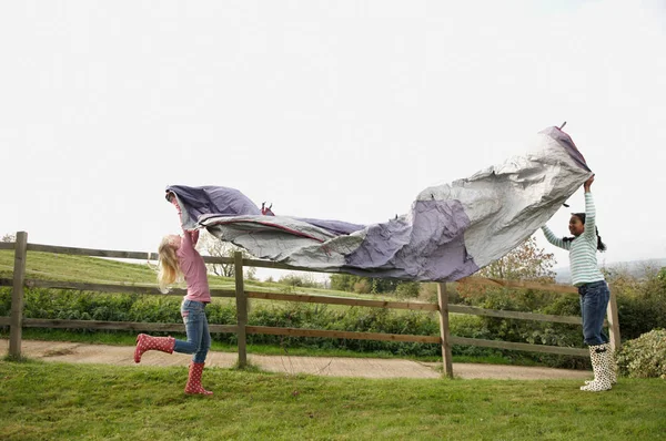 Two Girls Putting Tent — ストック写真