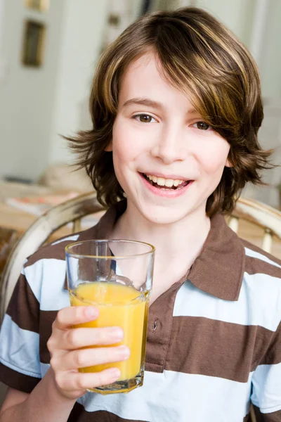 Αγόρι Χαμογελά Ένα Ποτήρι Χυμό Πορτοκάλι — Φωτογραφία Αρχείου