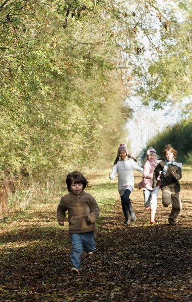 Kinder Rennen Feldweg Hinunter — Stockfoto