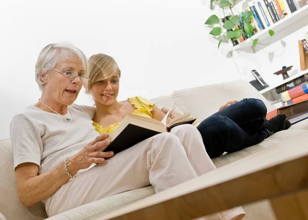 Women Young Girl Reading — Stock Photo, Image