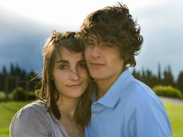 青少年夫妇肖像看着相机 — 图库照片