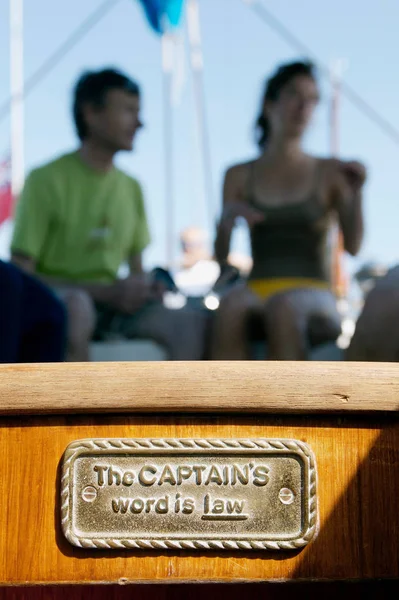 Paar Entspannt Sich Auf Dem Boot Segelt — Stockfoto