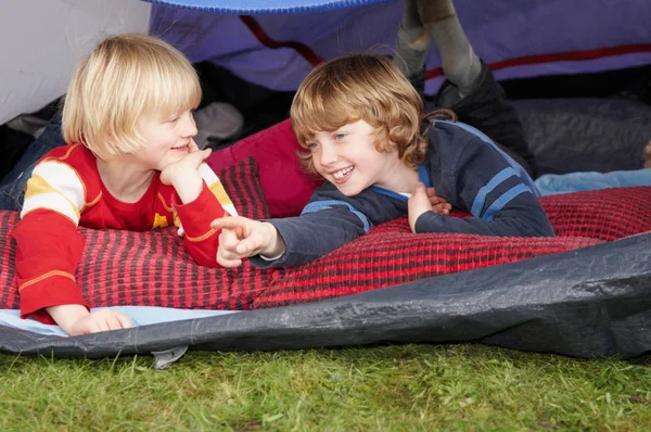 Due Ragazzi Che Guardano Fuori Dalla Tenda — Foto Stock