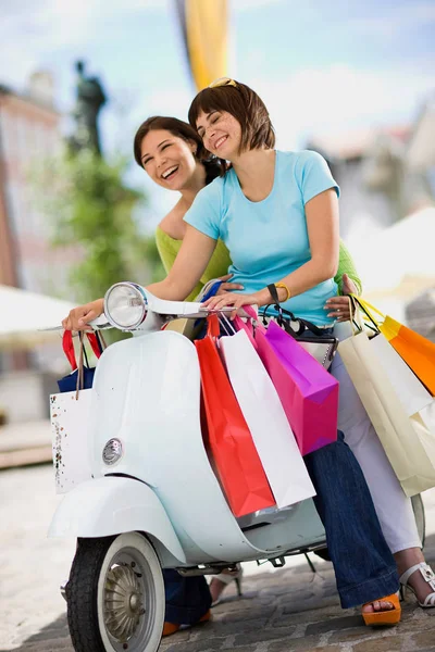 Freundinnen Mit Motorroller Lachen — Stockfoto