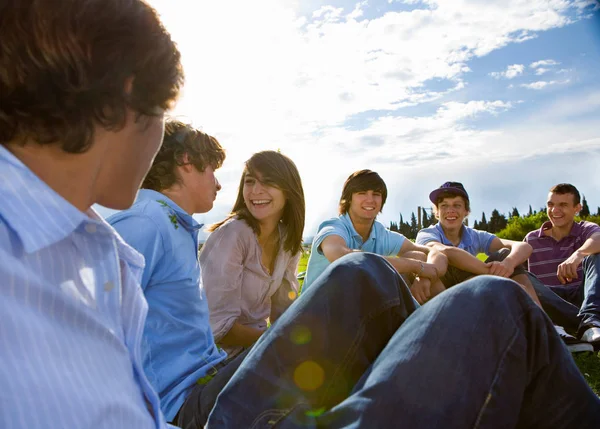 Adolescente Grupo Sentado Hierba Hablando — Foto de Stock