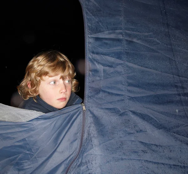 Jongen Zoek Uit Tent Schemering — Stockfoto