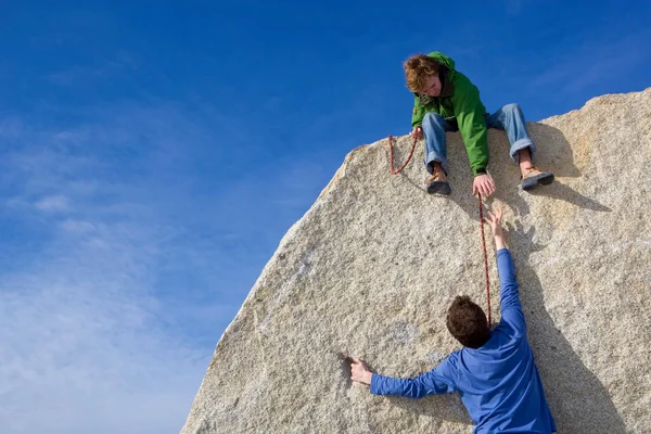 Climber Helping Fellow Climber — Stock Photo, Image